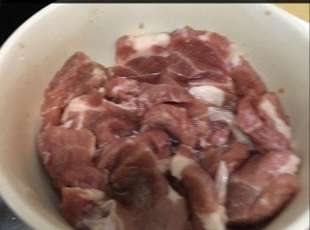 step2: 用糖、生抽、生粉掩15分鐘