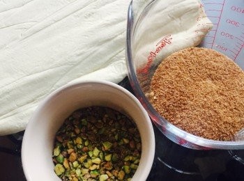 step1: 急凍純素酥皮早一天從冰格放到雪櫃上層解凍，用前約半小時拿出來回暖至室溫。開心果如連殼則先去殼，可以的話同時去衣，用攪拌機攪碎或用刀切碎。