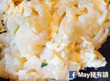 step5: 倒入蛋漿，快炒成滑蛋即可。