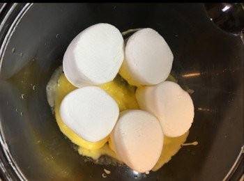 step2: 加入綿花糖，叮多一分鐘。