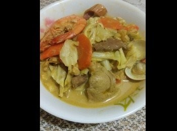 step4: 加入鹽１小匙，煮５分鐘熟即勺出淋在白飯碗內。“咖啡 咖哩海鮮飯”即完成。

吃起來“咖啡湯咖哩”的感覺，咖啡的甜，咖哩微辣！很特別！