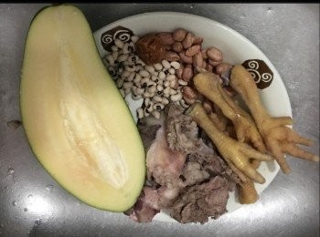step2: 青木瓜去皮去核，切塊
眉豆、花生、乾瑤柱清洗