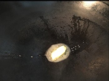 step4: 牛油開鑊，
再放半份洋蔥，
稍微煎香，
再落豬扒，
豬扒半熟才反轉
落剩餘半份洋蔥