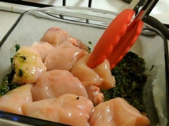 step2: 再舖上已切塊的<a href="https://bit.ly/3EZL8dD" target="_blank" data-keyword="雞胸" class="guide-link"><strong>雞胸</strong></a> <span style="display:inline-block;vertical-align:middle;margin-top:-3px;color:initial;border-radius:3px;padding:2px 3px;font-size:12px;line-height:14px;background:#87d300;color:#fff;">即買</span> 肉