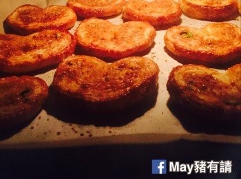 step6: 入爐200度先焗8分鐘，反轉再焗5分鐘至金黄。