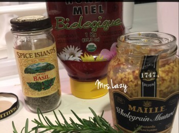 step1: 先用蒜鹽均勻灑在雞中亦表面，待用。然後預備<span class="group_2">醃料</span>。