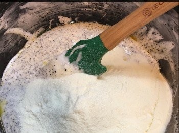 step6: 再加入奶粉，要好快手搞混！