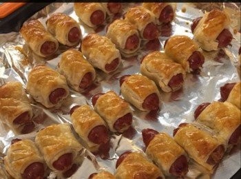 step3: 180度預熱焗爐。

把蛋打散成蛋汁，掃在酥卷上面，放入焗爐焗5分鐘，酥卷表面應會開始鬆起來。

取出，在上面掃一層蜜糖，並用手在每個酥卷上面灑少許黃糖，放入焗爐再焗5-8分鐘。因為每人焗爐爐溫會有些差異。所以這回，要配合目測方法，只要酥卷焗至金黃色便完成。