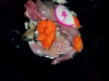 step2: 起鍋放入沙拉油適量，加入蒜末爆香，和海鮮什錦料，上咖哩粉２茶匙。