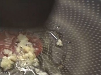 step4: 爆香蒜蓉、薑絲、冬菇絲