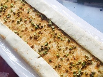 step3: 酥皮左右兩邊分別向中線摺1/3，有需要可再灑一點椰子花糖。