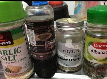 step2: 預熱焗爐180度
放入已調味羊架焗25分鐘，
熄火後靜待15-20分鐘（唔洗開焗)
再開爐焗10分，
取出切片即可