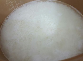 step1: 先將珍珠米洗淨，加入1:1的清水，正常煮飯模式煮熟