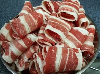 step2: 急凍肥牛每塊卷起，待用