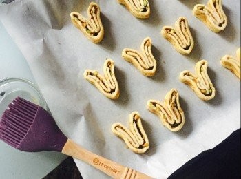 step5: 焗爐預熱200度，椰子油以熱水坐溶。取出摺好的酥皮，用刀切成1cm厚件。每件底面均掃上椰子油（喜歡的可以再灑上椰子花糖，做出焦糖效果），放在鋪了牛油紙的焗盤上。