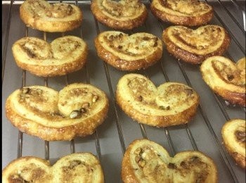 step7: 取出後放涼，滾上剩餘的椰子糖，最後灑上開心果碎。