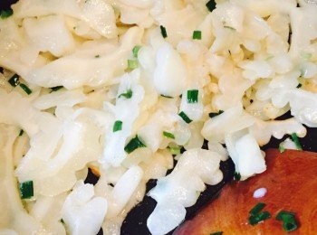 step4: 白苦瓜炒至半透明，加入葱花炒匀增添香氣。