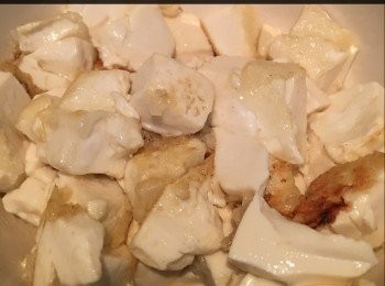 step2: 豆腐切粒後，鋪開放生粉
落鑊煎到少許金黃，
上碟備用