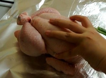 step2: 將葱塞進雞內