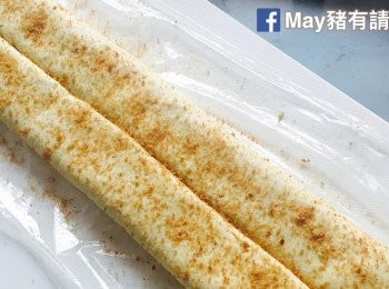 step4: 兩邊再向中線摺一次，最後將左右兩邊對摺成長條狀，內裏共六層。用保鮮紙包好放雪櫃冷藏約30分鐘。