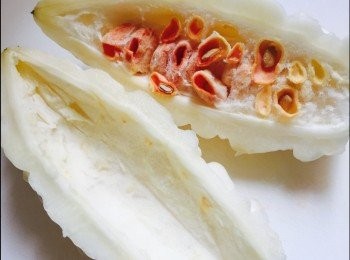 step1: 白玉苦瓜洗淨切半，用刀或鐵匙去瓜囊。