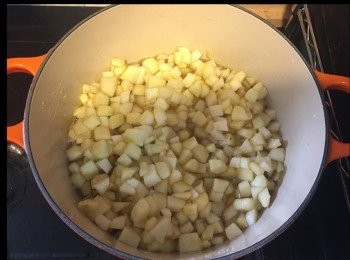 step2: 將蘋果去芯，切粒。切好可以即刻撈入糖，唔洗「生銹」。