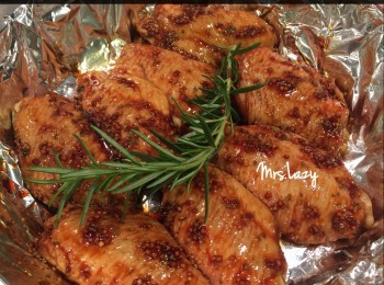 step3: 用預熱焗爐，放入雞亦，200度焗10分鐘。取出，把餘下的醃汁再塗一層，並額外在雞亦表面掃多一層蜜糖和少量橄欖油，再焗多3分鐘。這樣雞亦焗出來會更光澤✨