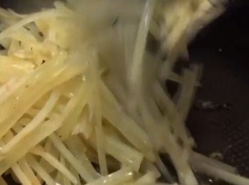 step5: 加入薯絲及素鵝，炒至薯絲金黄