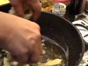 step3: 將素鵝泡油至金黄色