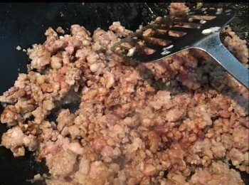 step1: 先將碎肉調味
糖、生粉、豉油（約各一湯匙）
備用