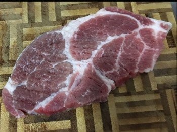 step1: 梅頭豬扒用刀背拍鬆，一開4-5小片