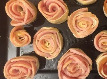 step9: 焗盆塗上少少油，玫瑰酥放上焗盆，放入焗爐下格，焗30-40分鐘。