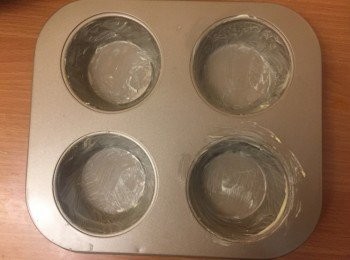 step1: 先取出酥皮讓其回復室溫備用。
焗爐先預熱200度。
是次用上每格為闊2-1/2"的圓形焗盤，先塗滿牛油。