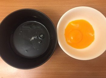 step5: 蛋白：打至企身泡沫狀，
蛋黃：發打後落入<span class="group_2">調味料</span>，再加入蘑菇、煙肉、洋蔥備用。