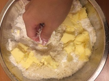 step5: 用手指將牛油搣成小粒, 同時跟粉類揉合。