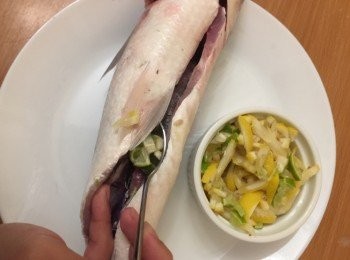 step3: 檸檬條塞進角內。