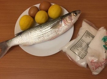 step1: 先洗淨魚，留意不用去魚鱗。
內藏可保存，待洗淨後，魚身內及外，都需用廚房紙印乾淨水份。
焗爐需預熱200度。