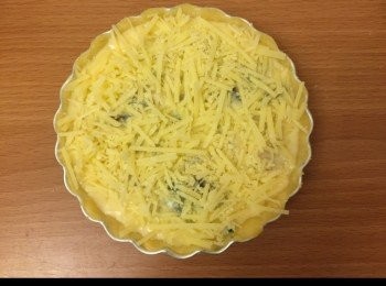 step15: 再均勻舖上厚厚的Mozzarella Cheese。
放入已預熱的焗爐中格，180度，焗30分鐘。
（如焗爐較細批身較接近發燒線，可於批面放上錫紙以減低焗燶批面的機會。)