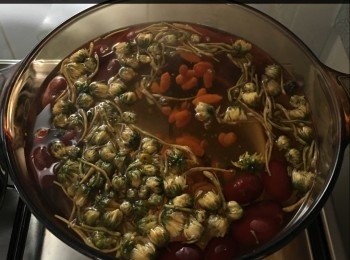 step4: 30分鐘後加入菊花/銀菊花/冰糖煲多15分鐘，熄火焗10分鐘便可。