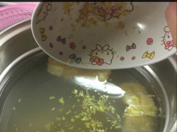 step8: 熄火後放入黃色表皮