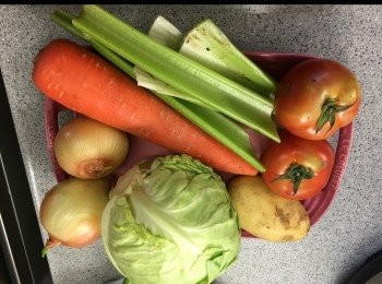 step1: 蔬菜洗淨，薯仔/甘筍/洋蔥去皮，西芹去根