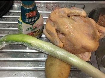 step1: 雞洗淨
薯仔、大葱切段