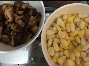 step2: 冬菇切粒
粟米met粒