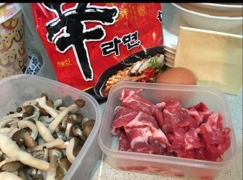 step1: baby wok 2/3水煲滾
落辛辣麵同配料菜包