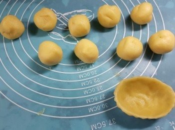 step1: 1) 牛油110g先切幼粒備用 2)再將185g低筋麵粉過篩備用 3)糖霜55g過篩備用 4)於枱上將已篩好的低筋麵粉加入牛油用手（摙）混合直至出現沙粒狀態 5)沙粒狀的粉糰中間撥開一個洞，加入已篩好的糖霜，25g雞蛋，1/4茶匙雲呢拿油拌勻，用溫柔力度搓勻成粉糰，用保鮮紙包起放入0一4度雪櫃雪一晚，雪到用時取出即可  (取出後磅出25g一粒撻皮)
