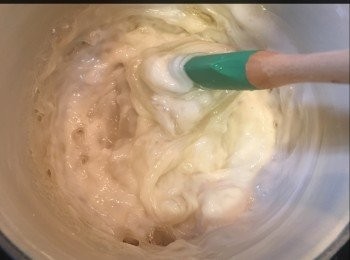 step4: 要一邊煮一邊搞，因為粉糊好快凝結。