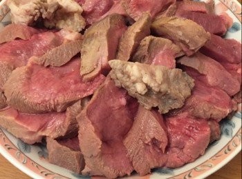 step4: 最後，把牛脷、餘下的薑塊及所有材料放入煲內，中火炆煮約45分鐘。完成！