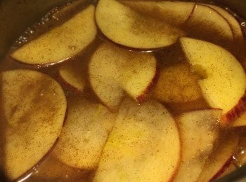 step4: 大概煲至蘋果變軟，見略略透明後，可以熄火。