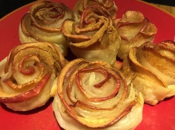 step15: 完成後，隨個人喜好，可以於玫瑰酥灑下少量玉桂粉，可再加強味道呢！