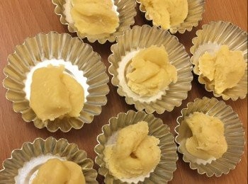 step12: 牛油皮分給每份約30克，用姆指按壓撻模成型。如牛油溶得太快可放入雪櫃再冷藏。